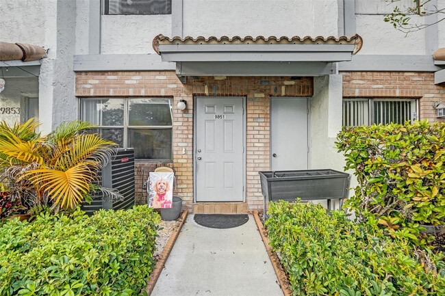 Foto del edificio - 9851 Riverside Dr