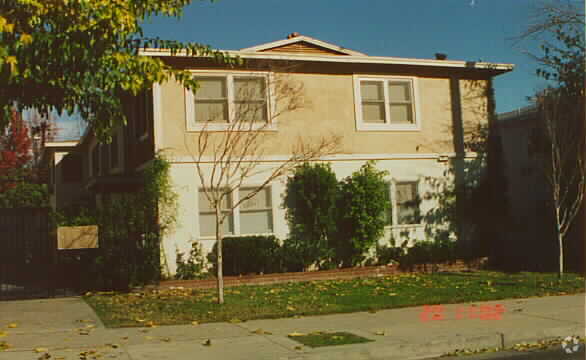 Building Photo - 13217-13223 Oxnard St
