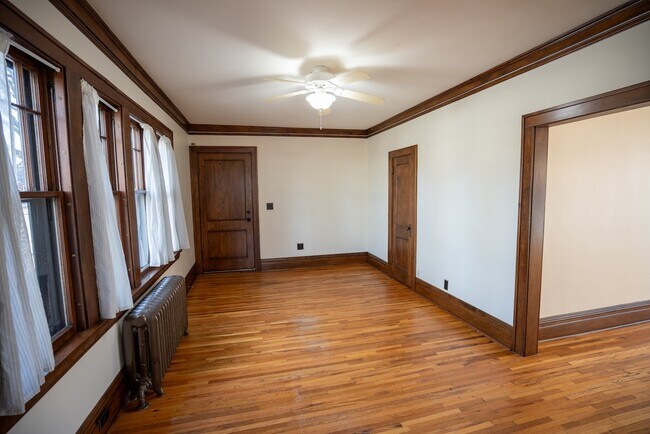 Building Photo - 707 W 44th St