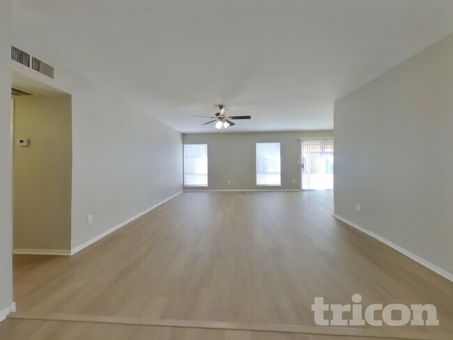 Building Photo - 955 W Santa Cruz Dr