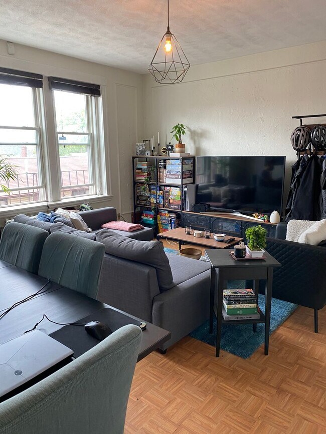 Foto del edificio - Bright large 1bd with a balcony! Walk to T...
