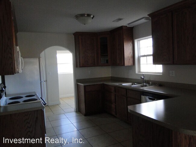 Building Photo - 5 br, 2.5 bath House - 405 N HWY 17