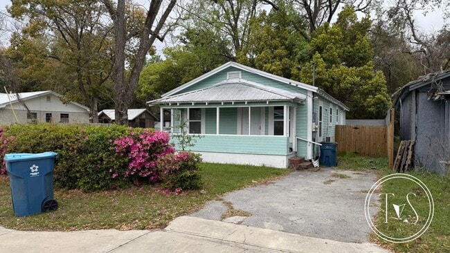 Building Photo - MOVE-IN SPECIAL: FREE 1ST FULL MONTH'S RENT!**
