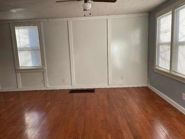 Building Photo - 4 Bed/1 Bath