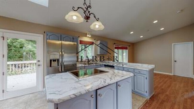 Foto del edificio - Single Family Home with Vaulted Ceilings!