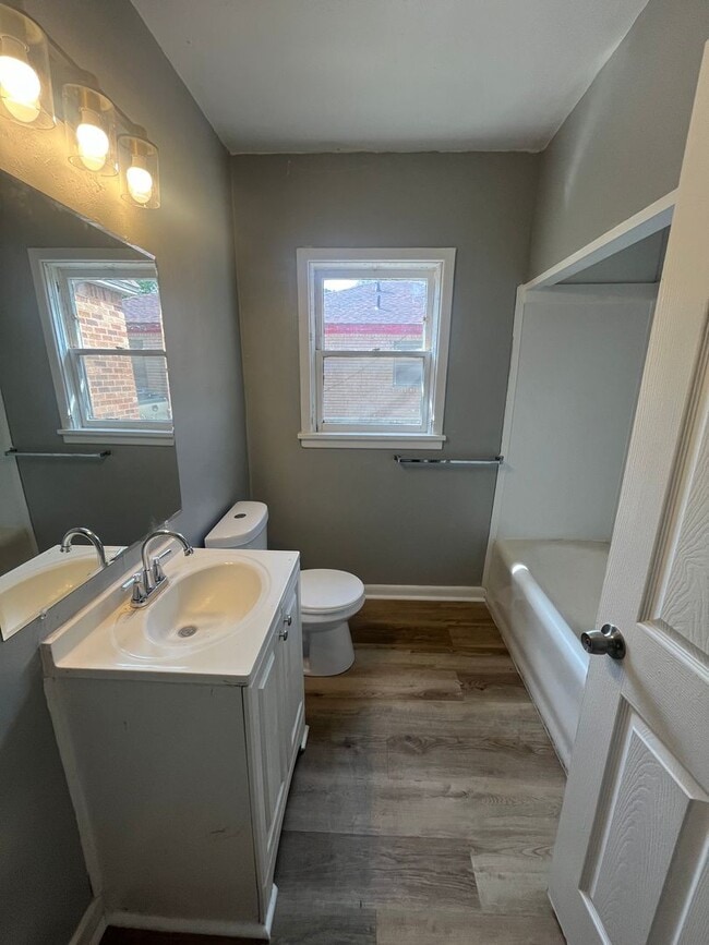 Building Photo - Great 3 Bedroom 1 bathroom house close to ...