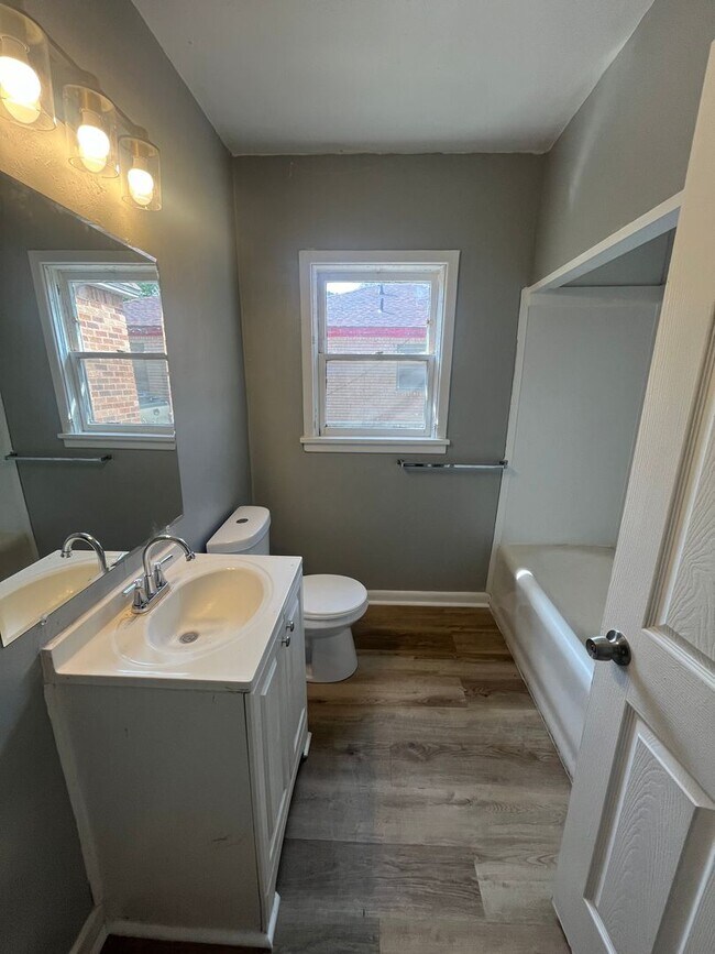 Foto del edificio - Great 3 Bedroom 1 bathroom house close to ...