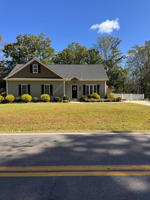 Foto principal - 3 Bedroom || 2 Bathroom Home in Forest