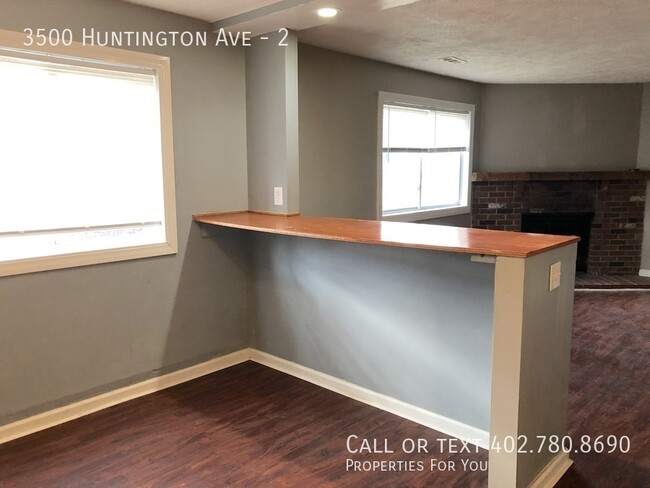 Building Photo - Spacious 2 bedroom 1 bath apartment!