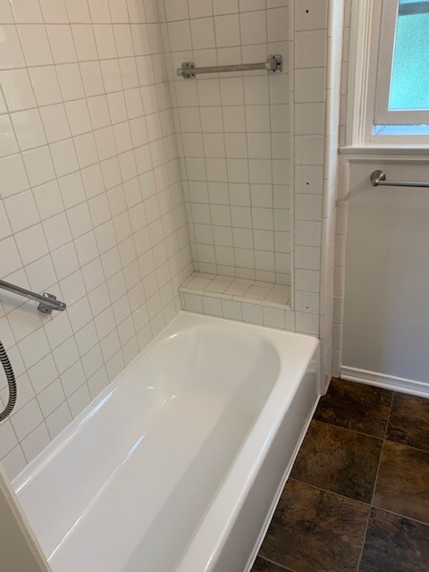 Bath Tub - 1431 Idaho Ave