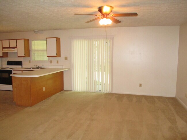 Building Photo - 33 Colt Court Apt B  2 Bedroom 1 bath down...