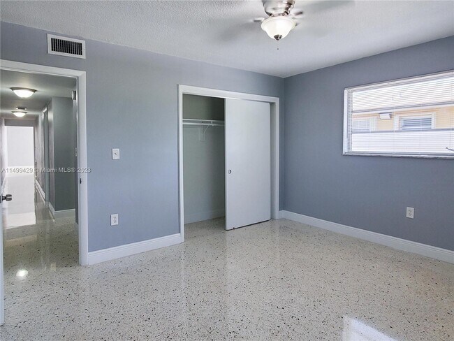 Foto del edificio - 355 W 10th St