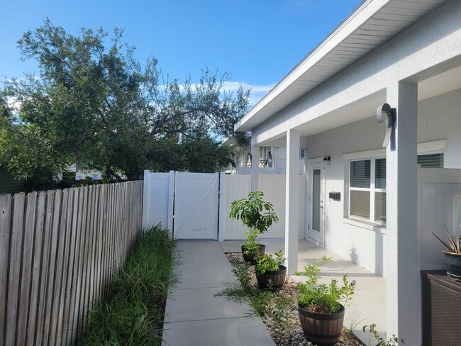 Building Photo - 114 8th Ave N