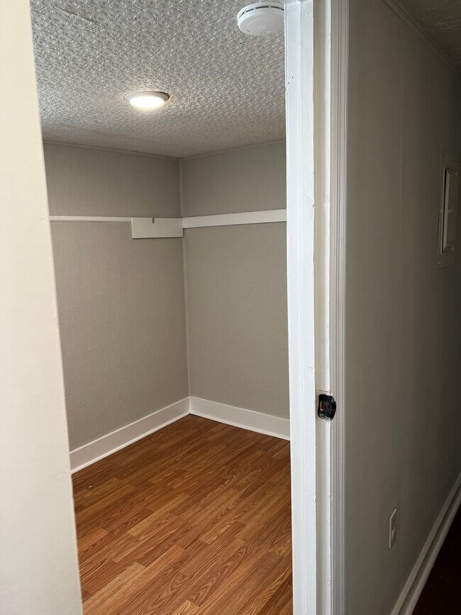 Building Photo - 3 Bedroom 1 Bath