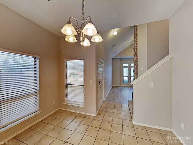 Building Photo - 916 Simon Dr
