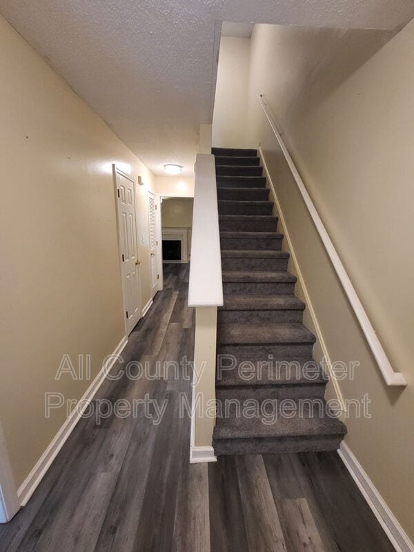Building Photo - 8078 Woodlake Dr
