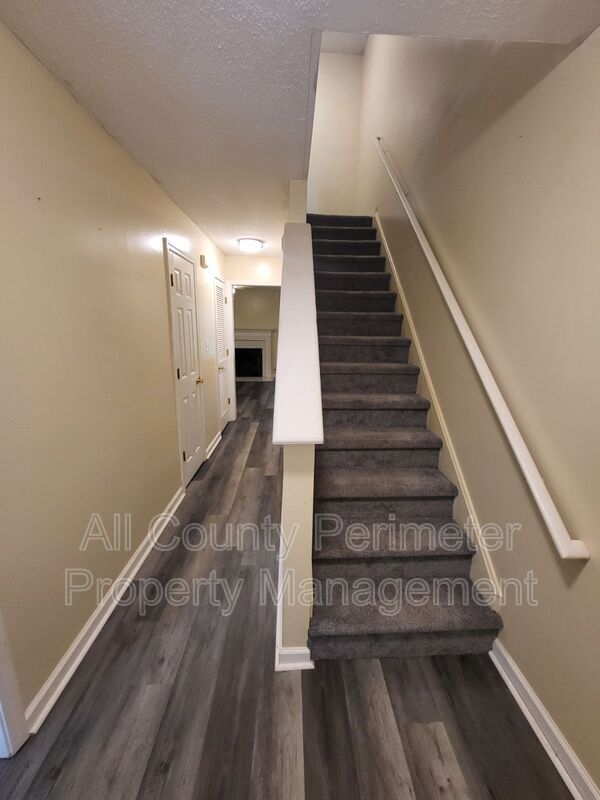 Foto del edificio - 8078 Woodlake Dr
