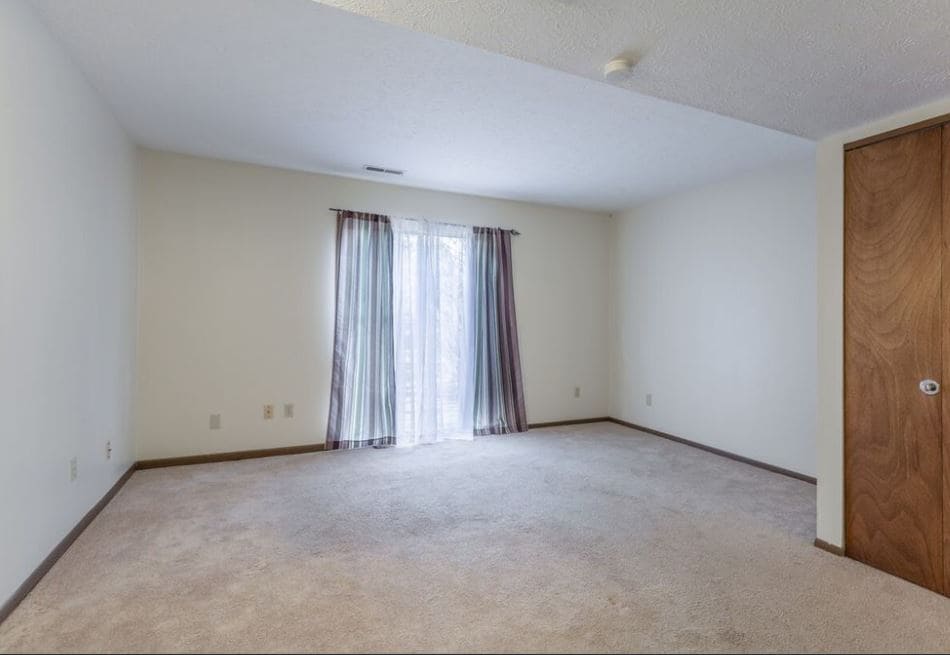 Building Photo - 534 Valley Dr