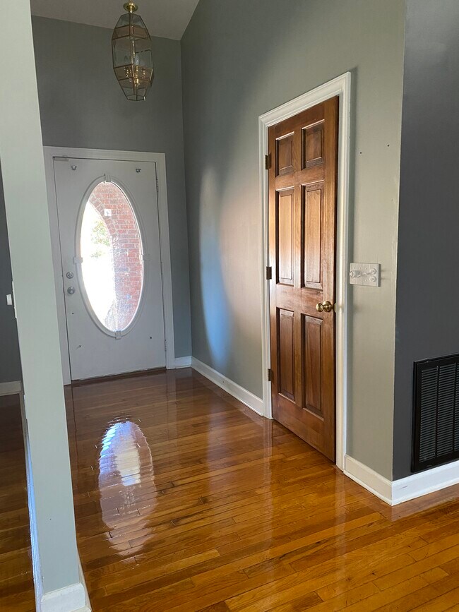 Puerta principal - 1229 Clemson Rd