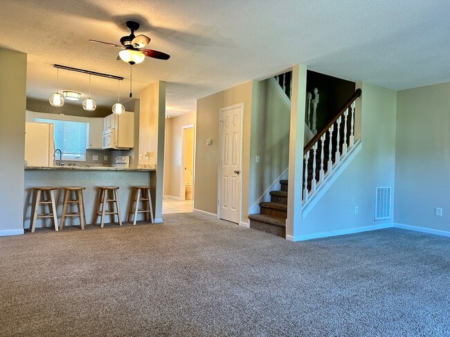 Building Photo - 240 Persimmon Dr