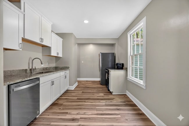 Building Photo - 2218 Holt Dr