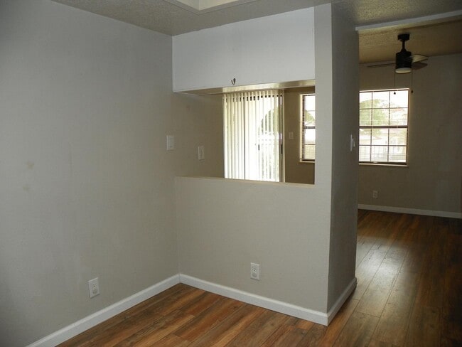 Building Photo - 811 Country Club Dr SE