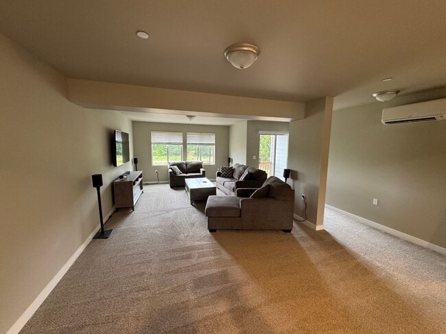 Building Photo - Modern 3BR / 2.5BA Townhome in Port Orchar...