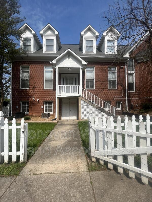 Building Photo - 135 E Wilson Ave