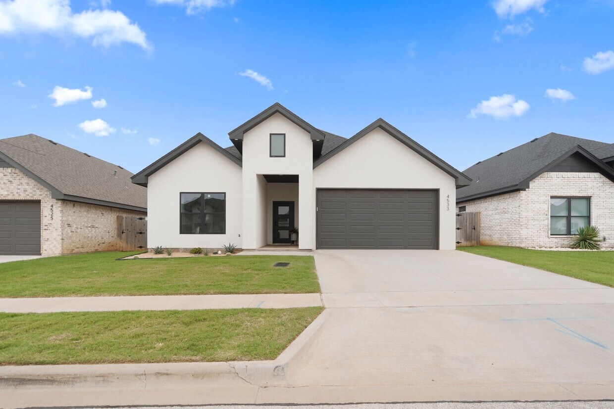 Foto principal - LOCATION! Three bed / 2 bathroom Available...