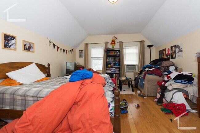 Building Photo - 5 Bedroom