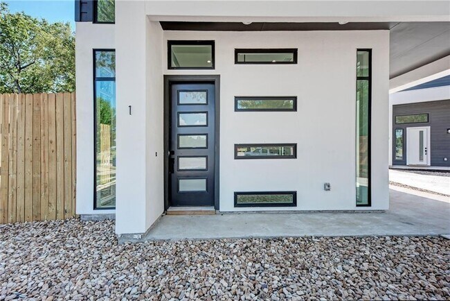 Building Photo - 6111 Begonia Cir