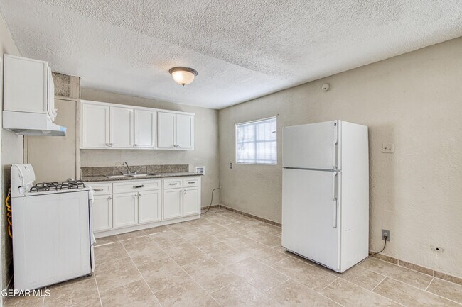 Building Photo - 3922 Hayes Ave