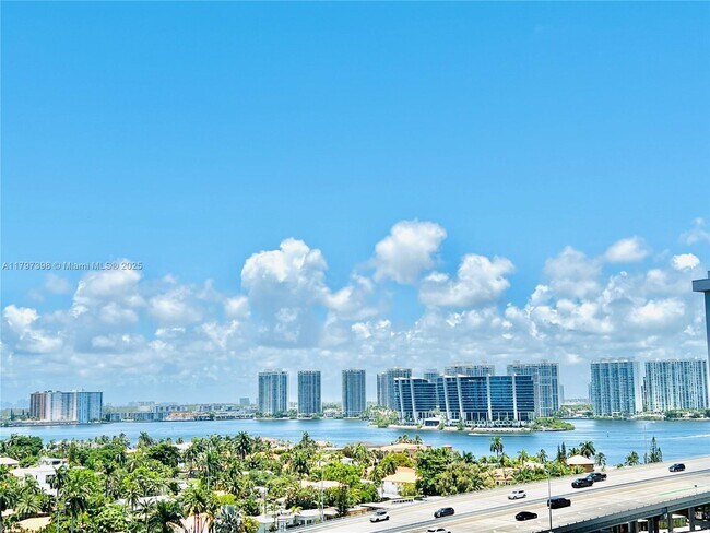 Foto del edificio - 19370 Collins Ave