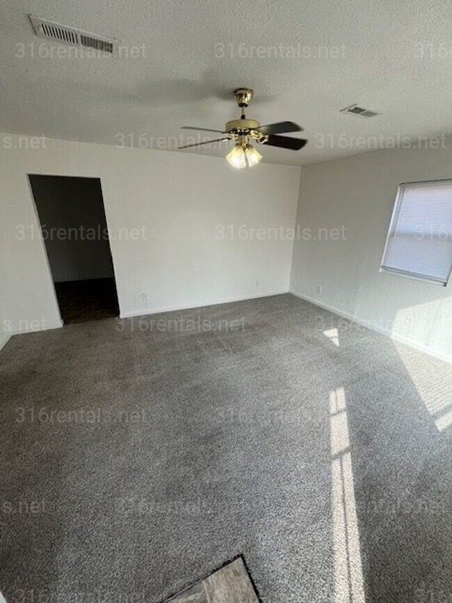 Foto del edificio - $1100 - 3 bed 2 bath - Single Family Home *COMING SOON*
