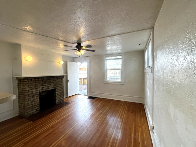 Building Photo - 945 E 3rd St