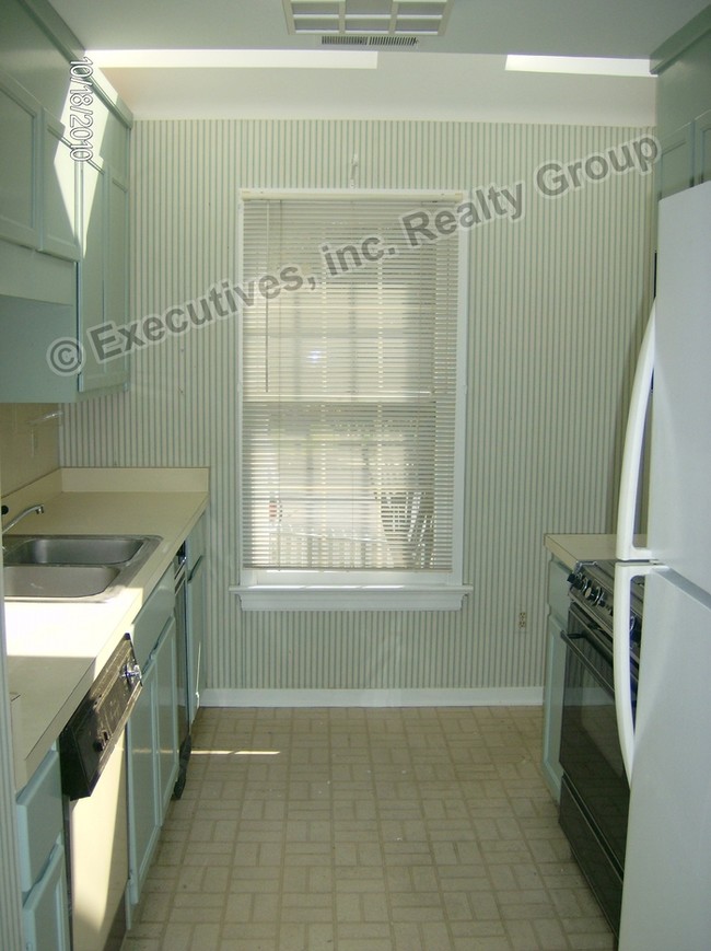 Building Photo - Beautiful and spacious townhouse in Bon Air