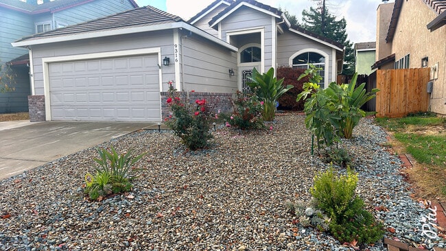 Patio delantero + entrada - 9316 Caulfield Dr