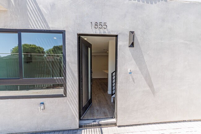 Foto del edificio - Sleek 4 Bed, 3 Bath | Large Island, W/D, M...