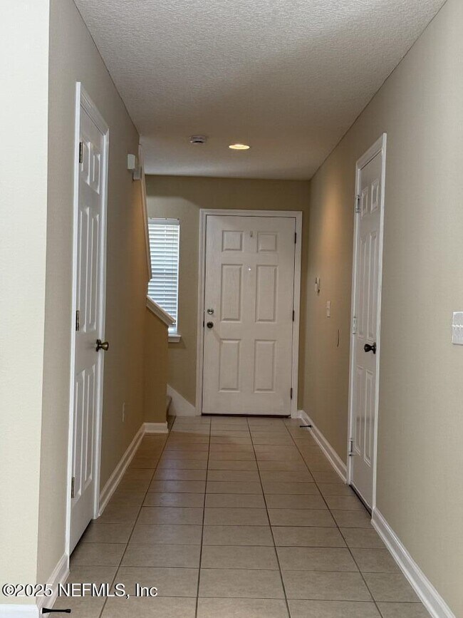 Foto del edificio - 1500 Calming Water Dr