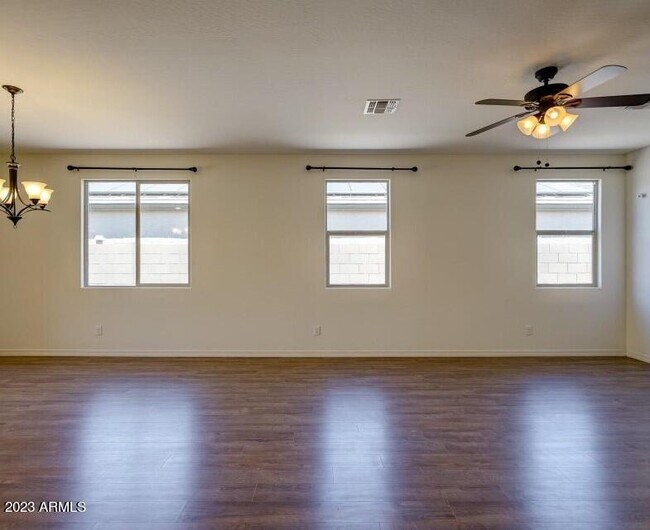 Foto del edificio - 15728 W Desert Hills Dr