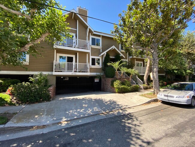 Building Photo - 10746 Blix St