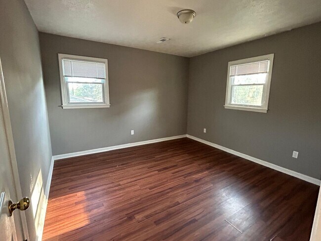 Building Photo - 620 N College Dr