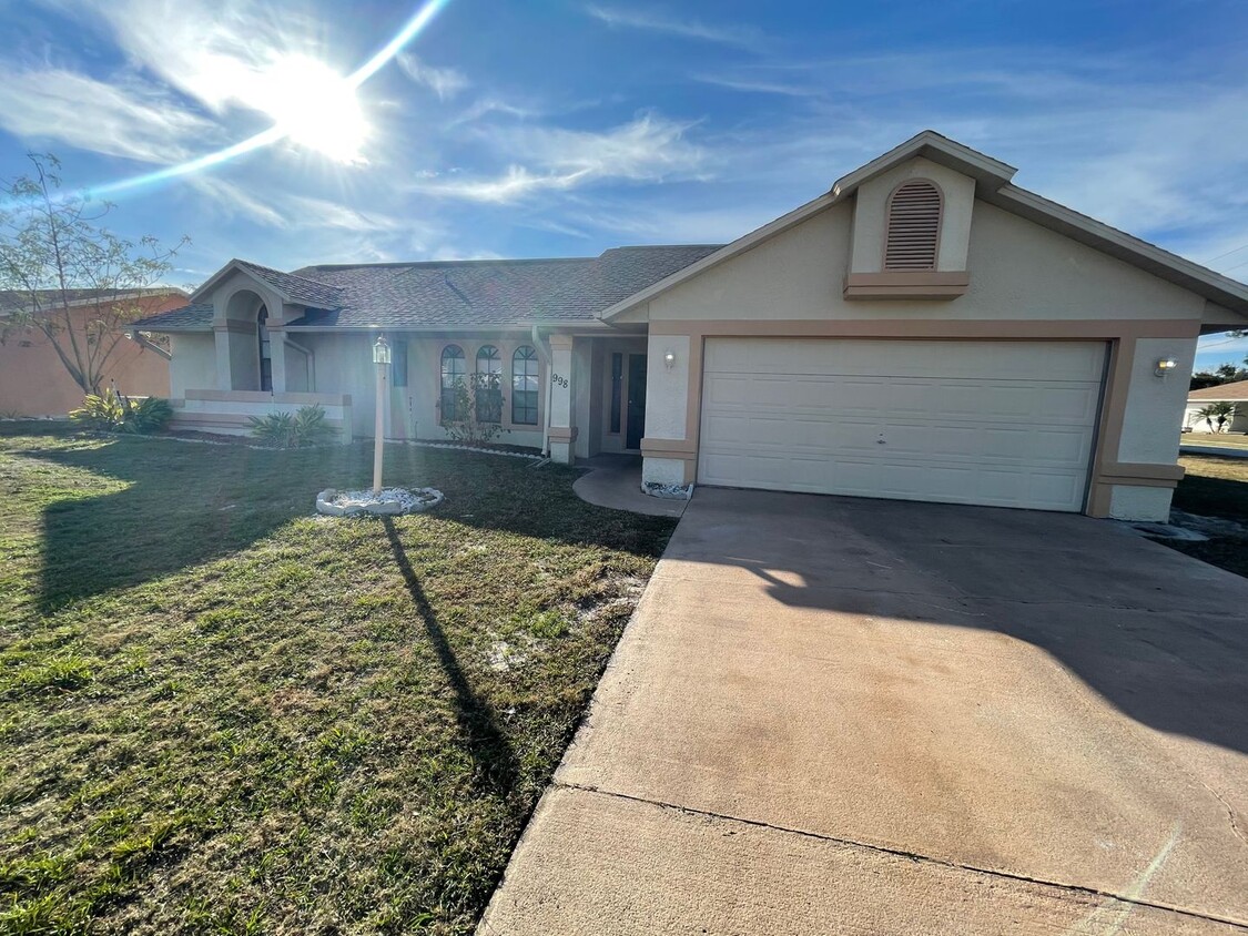 Foto principal - 3 Bedroom 2 Bathroom in Deltona! AVAILABLE...