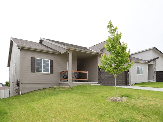 Building Photo - Meticulously maintained 3 bedroom ranch wi...