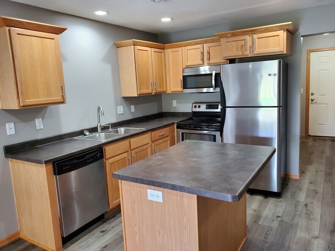 Primary Photo - 3222 Portage Cir NW