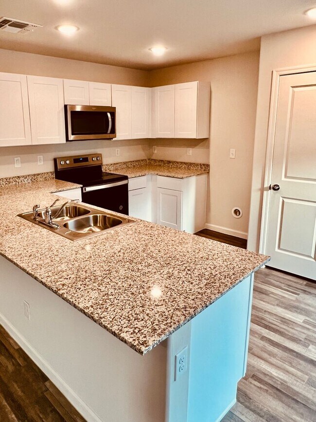 Building Photo - FREE RENT ON APPROVED CREDIT INTERESTED?