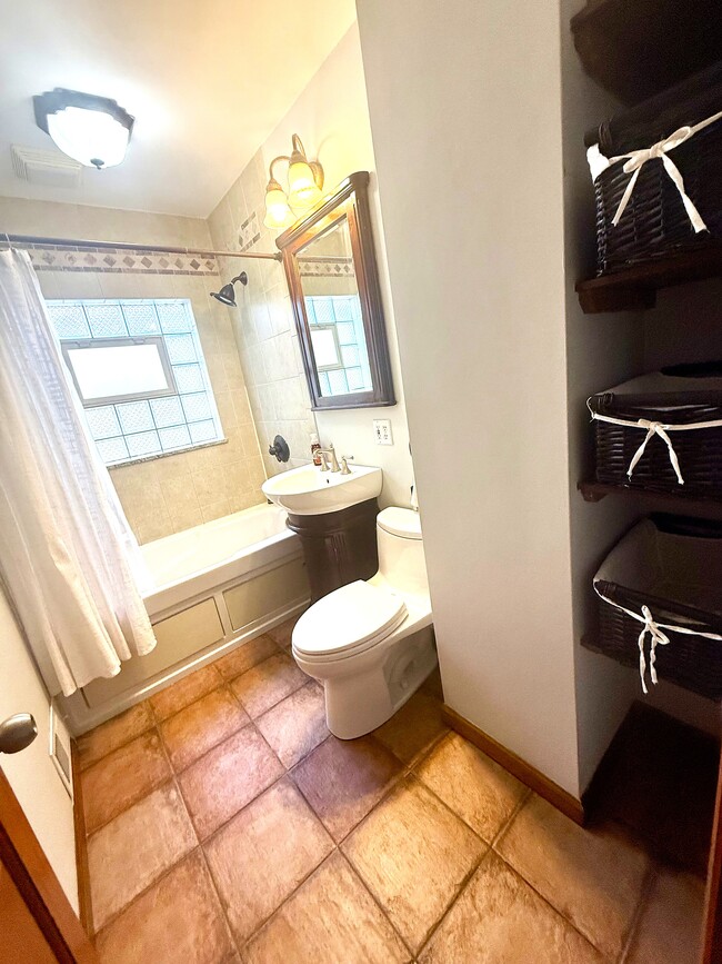 Baño del piso principal - 4028 N Overhill Ave