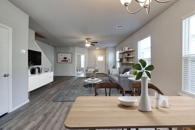 Building Photo - New Luxury 4/2.5 Townhome Close to Downtow...
