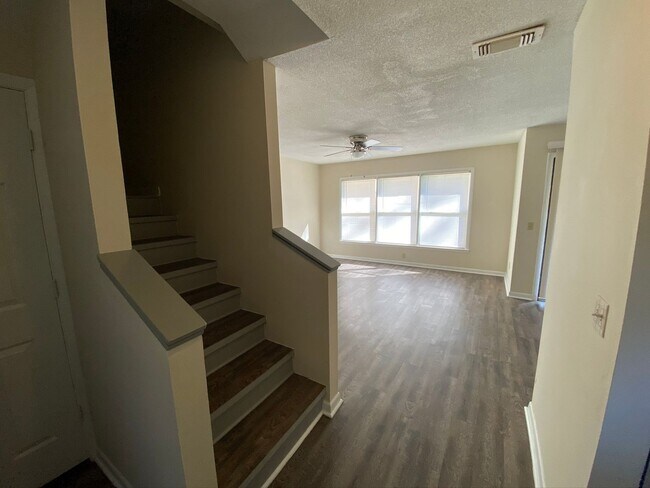 Foto del edificio - 201 Westbrooke Court #11 (Westbrooke Townhomes)