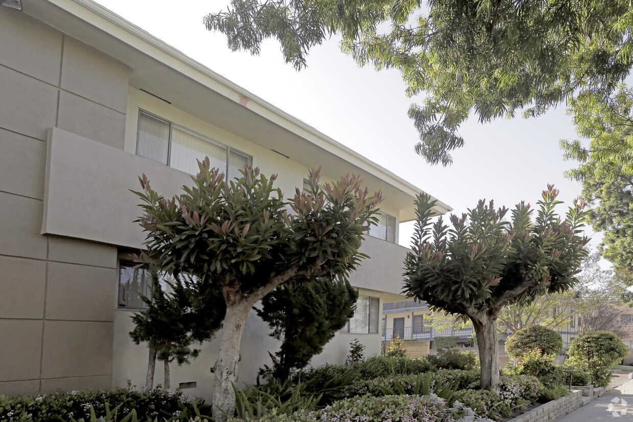 Foto del edificio - 6328 Comstock Ave